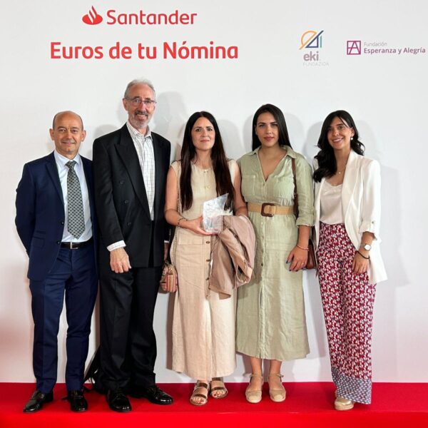 ESTRELLA AZAHARA RECIBE EL PREMIO SANTANDER AYUDA POR SU CONTRIBUCIÓN EN LA LUCHA CONTRA LA POBREZA INFANTIL Y ADOLESCENTE