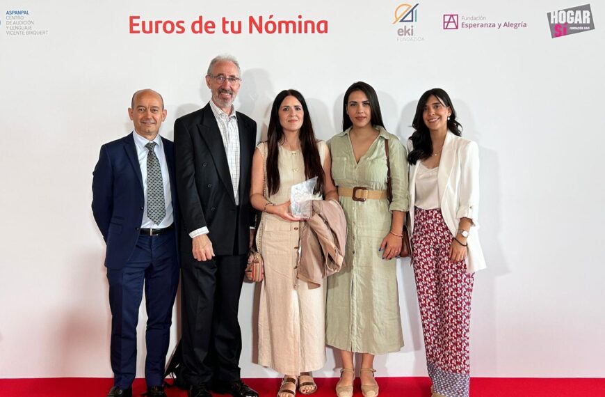 ESTRELLA AZAHARA RECIBE EL PREMIO SANTANDER AYUDA POR SU CONTRIBUCIÓN EN LA LUCHA CONTRA LA POBREZA INFANTIL Y ADOLESCENTE